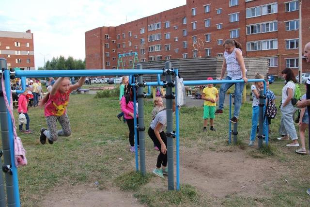 До конца октября в глазовских дворах появятся новые детские городки и спорткомплексы
