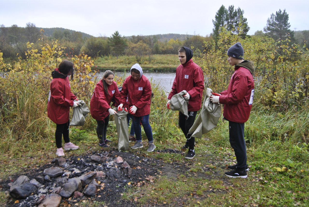 В Трехгорном волонтеры очистили берег реки